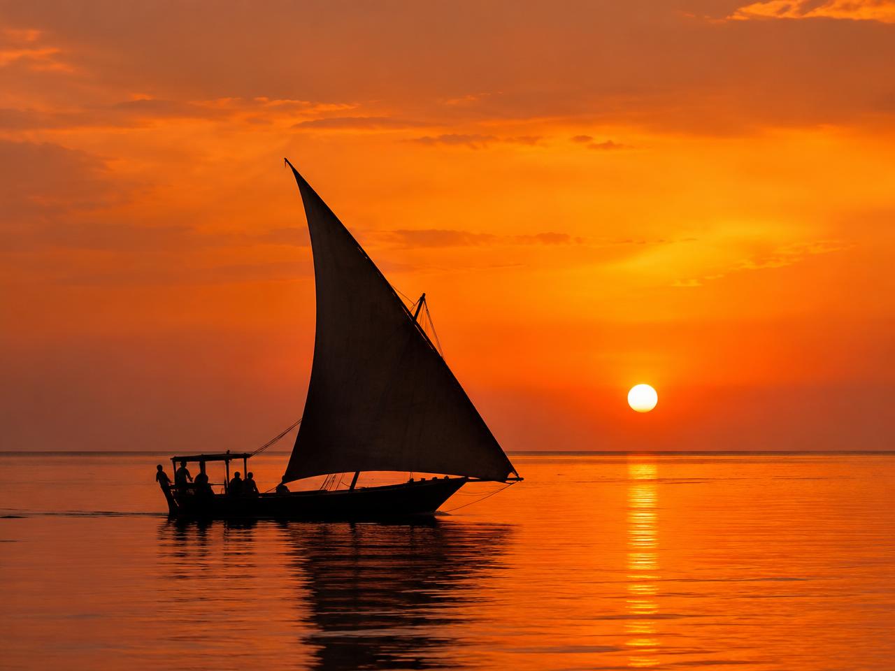 Sunset Dhow Cruise and Traditional Dhow Entertainment